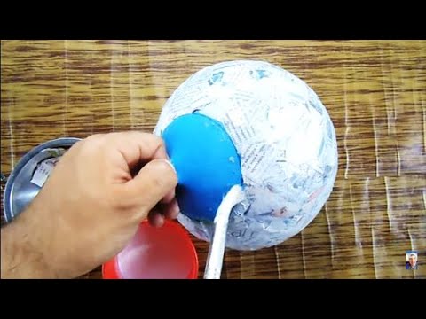 esferas con globos y periodico