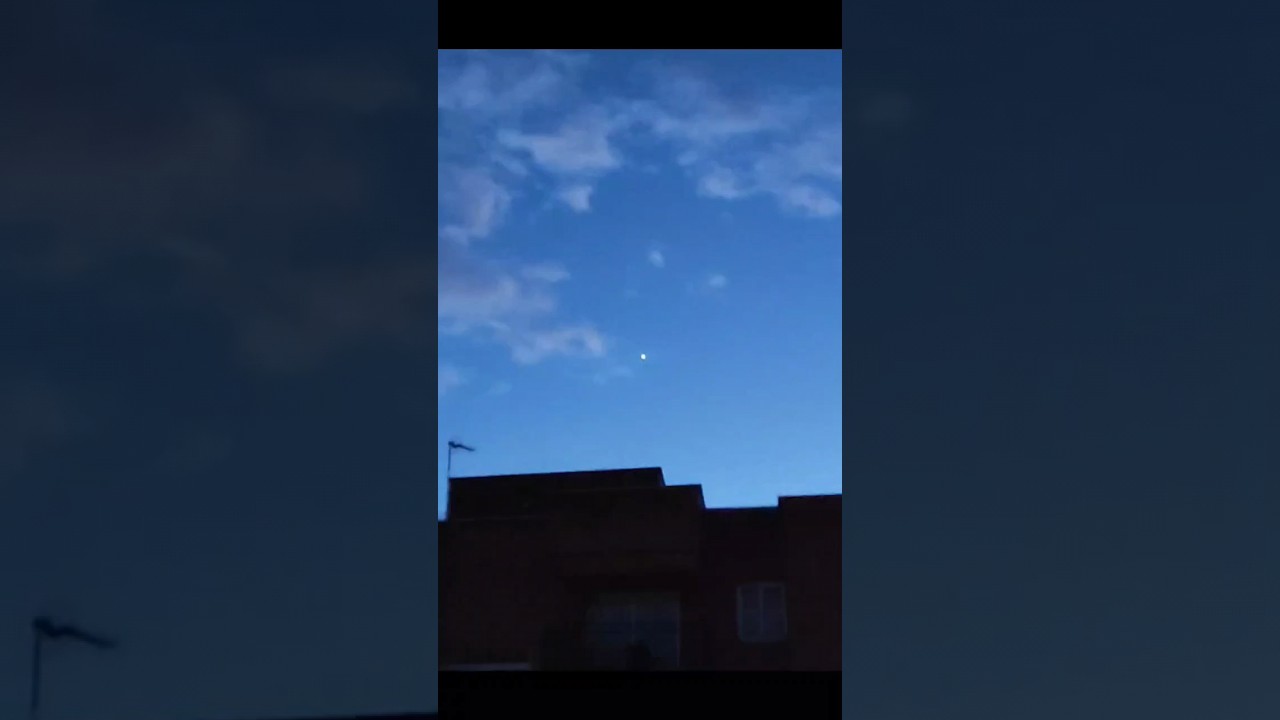estrella que cambia de color en el cielo