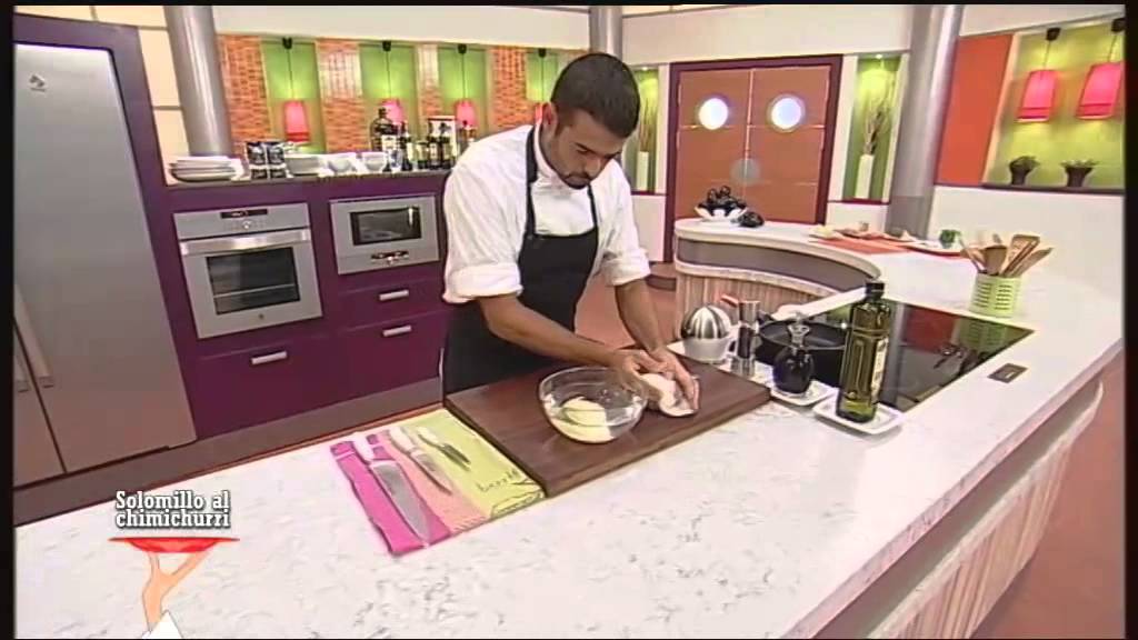 patatas peladas y cortadas en agua